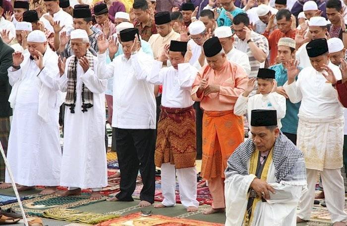 foto jamaah sholat idul fitri